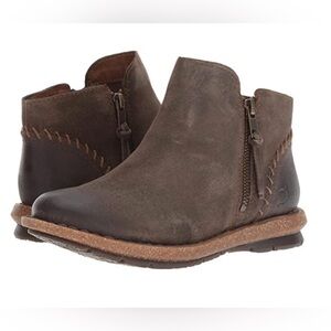 Born Tavar Taupe Distressed Ankle Boots  Sz 8